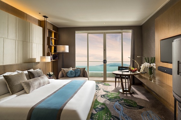 Thiết kế phòng khách sạn: Thiết kế không gian phòng khách sạn hiện đại với những gam màu đầy sáng tạo và phù hợp với mọi phong cách. Với sự kết hợp tinh tế giữa đồ nội thất và chi tiết trang trí, một phòng khách sạn đẹp sẽ đem lại cho khách hàng một trải nghiệm thoải mái và thoáng đạt.