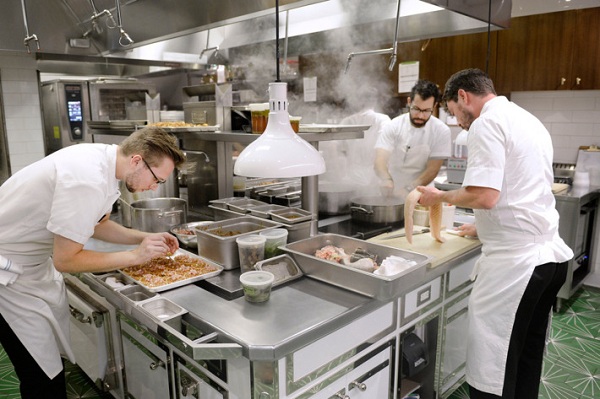 Cách bố trí bếp nhà hàng: Cách bố trí bếp dễ dàng tiếp cận với khách, tạo cảm giác không gian mở, tận dụng được tối đa mặt bằng. Nhờ đó nhà hàng có thể phục vụ nhiều thực khách trong cùng một thời điểm.
