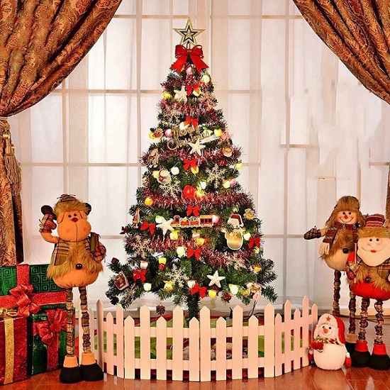 Bạn đang tìm kiếm khách sạn trang trí cây thông Noel hoành tráng và đầy ấn tượng để đón mùa lễ hội sắp tới? Với những khách sạn được trang trí đèn led, quả cầu và các đồ trang trí tinh tế khác, bạn sẽ có được một kỳ nghỉ đón Giáng Sinh thật ý nghĩa và đáng nhớ.