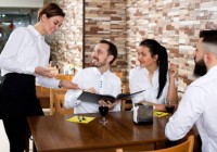 Làm thế nào để nhân viên phục vụ nhà hàng có thu nhập cao?